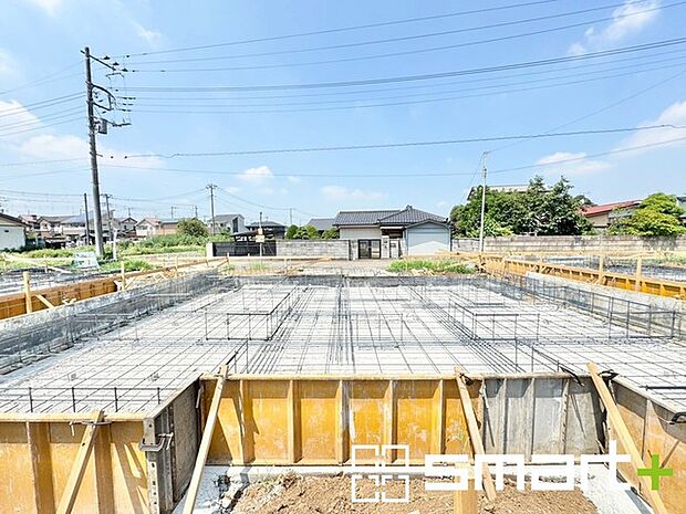 〜ベタ基礎でしっかりとした土台〜 ・コンクリートの中に鉄筋を配し強度を高めた「ベタ基礎」を採用。 ・しっかりとした土台を造ったうえで、その上に建物が築造されていきます。