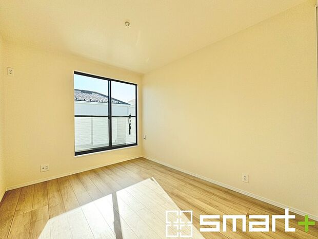 〜明るく暖かな光が差し込む洋室〜 ・大きな窓からたっぷりの光が舞い込み、お部屋全体を優しく包み込んでくれます。 ・大容量の収納スペースで整理整頓しやすく、生活空間が広がりますね。