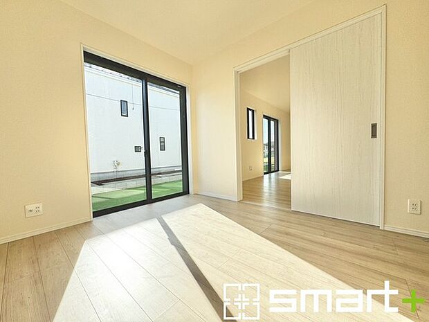 〜リビング横の洋室〜 ・お子様のプレイルームやお昼寝、趣味のお部屋など、用途様々な1階洋室。 ・寝室はもちろん、玄関から直接出入り可能なのでゲストルームにも利用できますね。