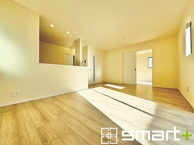 〜家族団らんにピッタリの広々リビング〜 ・自然の光が降り注ぐ明るいＬＤＫは家族団欒にピッタリ。 ・隣接の洋室を続き間として利用すれば21帖超の広々空間になります。