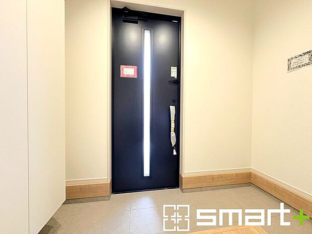 〜穏やかな陽が入る玄関〜 ・玄関ドアにガラス部分を設ける事で穏やかな陽の入る玄関になります。 ・備え付けのシューズボックスはたっぷりしまえて玄関がスッキリ片付きますね。