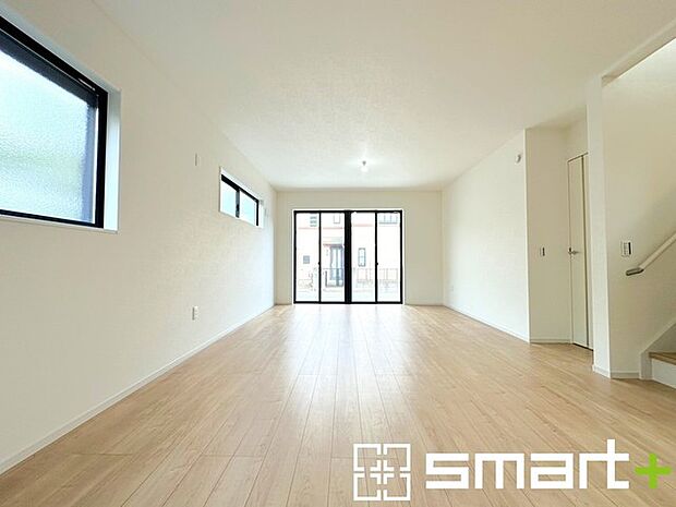 〜穏やかな陽の入るＬＤＫ〜 ・大きな窓のあるＬＤＫは陽当りも良好で明るい空間となっております。 ・ご家族団らんなど過ごす時間の多いＬＤＫが明るいのは嬉しいポイントですね。