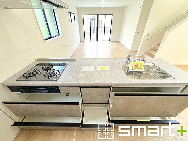 〜食器洗浄機を標準装備〜 ・キッチンにはビルトインタイプの食器洗浄機を標準装備。 ・家事にかける時間を削減でき、「自分時間」を増やすことができる嬉しいアイテムです。 