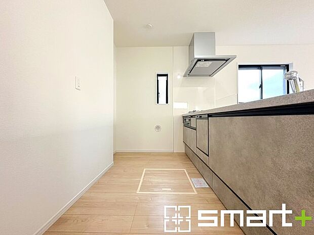 〜人気のカウンターキッチン〜 ・キッチンには余計な柱が無いので、リビングが見渡せ開放感のある造りとなっております。 ・蛇口には浄水器が内蔵されるなど機能面でも優れたキッチンです。 