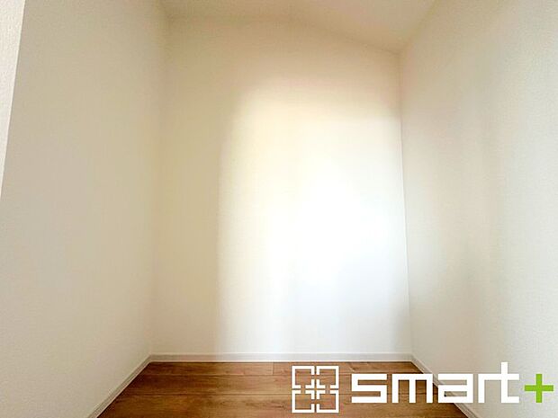 〜憧れのウォークインクローゼット〜 ・居室にウォークインを設ける事で季節ものや趣味の用具などもスッキリと収納可能です。 ・ぜひ現地でその便利さをご体感くださいませ。