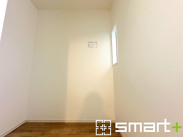 〜フリースペース〜 ・その名の通りご自由に使える「フリースペース」をご用意。 ・テレワークスペースとして、物置として、など様々な用途にご利用いただけます。