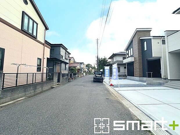 〜閑静な住宅街の立地〜 ・周辺は閑静な住宅街となっておりますので、静かな暮らしをご実現いただけます。 ・前面道路の交通量も多くないので、小さなお子様がいるご家庭でもご安心ですね。 