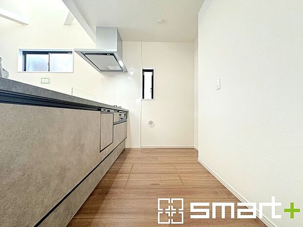 〜使い勝手の良いシステムキッチン〜 ・料理がしやすい設計のキッチンでお料理もはかどりますね。 ・もちろんキッチン下部は収納になっておりますので、フライパンなども収納可能です。