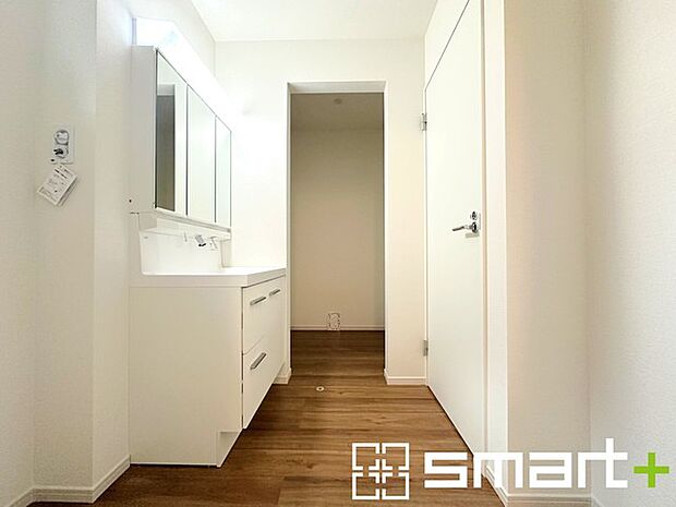 〜シャワー付き洗面台を採用〜 ・洗面台の蛇口がホースで伸びシャワーとしてご利用可能。 ・朝の寝ぐせ直しなどにシャワーを使いたい時、洗面台の掃除をする際にも便利にお使いいただけますよ。