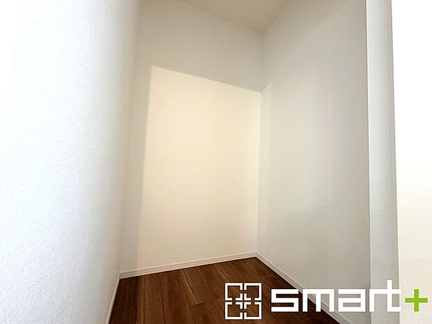 〜収納も充実の洗面所〜 ・洗面所にはリネンスペースを設ける事でタオルや洗剤などの置場にも困りません。 ・意外とリネンスペースがある物件は少ないので、ぜひ現地でその魅力をご確認ください。