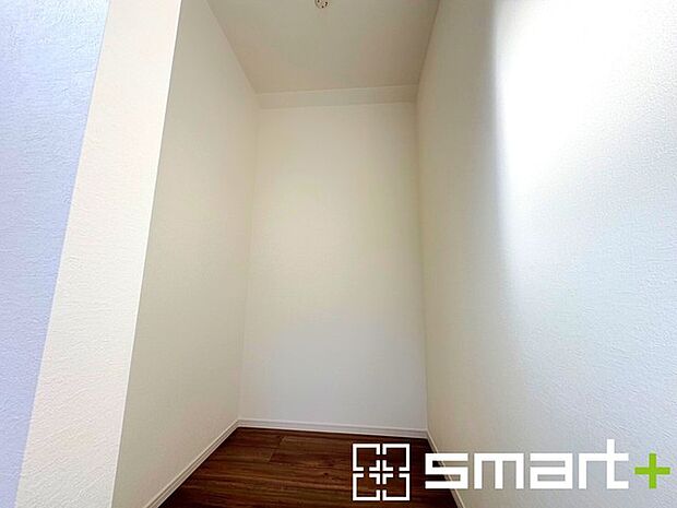 〜憧れのウォークインクローゼット〜 ・居室にウォークインを設ける事で季節ものや趣味の用具などもスッキリと収納可能です。 ・ぜひ現地でその便利さをご体感くださいませ。