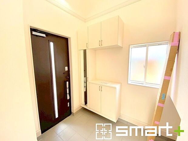 〜穏やかな陽が入る玄関〜 ・窓に加えて玄関ドアのガラス部分からも穏やかな陽が入り、明るい玄関になります。 ・備え付けのシューズボックスはミラー付なのでお出かけ前のチェックに大活躍。