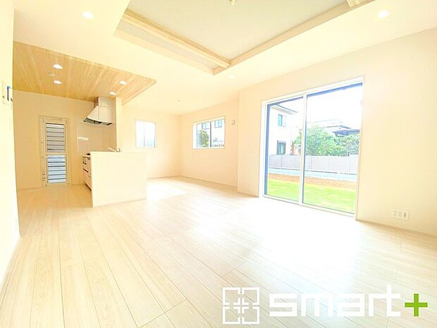 〜穏やかな陽の入るLDK〜 ・大きな窓のあるLDKは陽当りも良好で明るい空間となっております。 ・ご家族団らんなど過ごす時間の多いLDKが明るいのは嬉しいポイントですね。