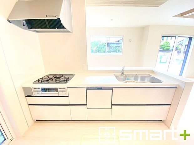 〜人気のカウンターキッチン〜 ・キッチンには余計な柱が無いので、リビングが見渡せ開放感のある造りとなっております。 ・蛇口には浄水器が内蔵されるなど機能面でも優れたキッチンです。