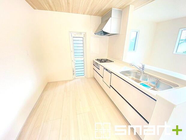 〜食器洗浄機を標準装備〜 ・キッチンにはビルトインタイプの食器洗浄機を標準装備。 ・家事にかける時間を削減でき、「自分時間」を増やすことができる嬉しいアイテムです。