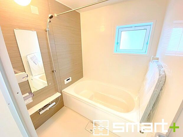 〜暖房乾燥機付きの浴室〜 ・ヒートショック対策にもなる浴室暖房を標準装備。冬場でも暖かくしてからご入浴が可能です。 ・もちろん乾燥機も付いておりますので、雨の日でも洗濯物を干せますよ。