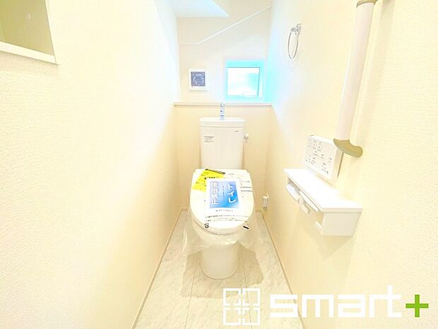 〜窓付きの明るいトイレ〜 ・使用後や掃除の際に窓を開ければ、外からの新鮮な空気を取り込み素早く換気ができます。 ・埋め込み収納付きでストックや掃除用具もスッキリ片付きますね。