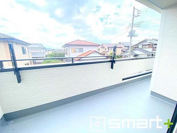 〜ワイドバルコニーを採用〜 ・バルコニーはワイドタイプなので、洗濯物を沢山干す事が可能です。 ・テラス屋根などのオプションもお気軽にご相談くださいませ。