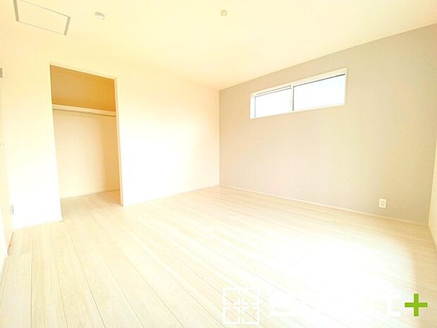 〜WIC付きの洋室〜 ・バルコニー側の大きな窓から穏やかな陽が差し込む明るい洋室はウォークインクローゼット付。 ・8帖のゆとりある広さでご夫婦やご兄弟でもゆったりお過ごしいただけます。