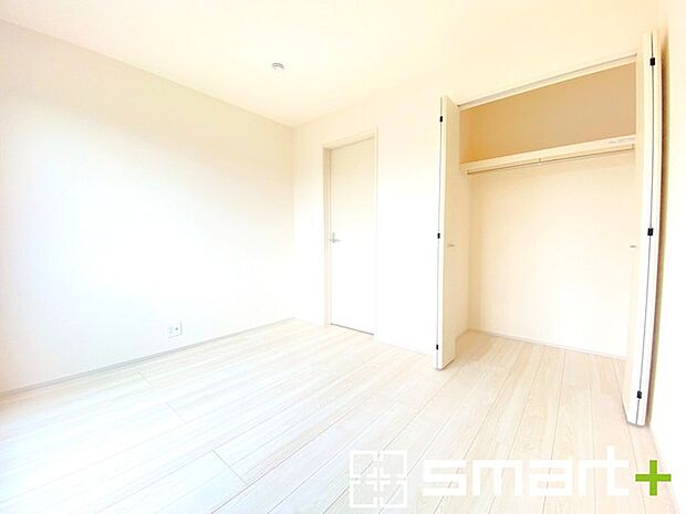 〜収納豊富な洋室〜 ・各居室に備え付けの収納をご用意。タンスなどを置く場合と比べ出っ張らないので部屋の中を有効のご活用いただけます。 ・収納の広さなどぜひ現地でご確認くださいませ。