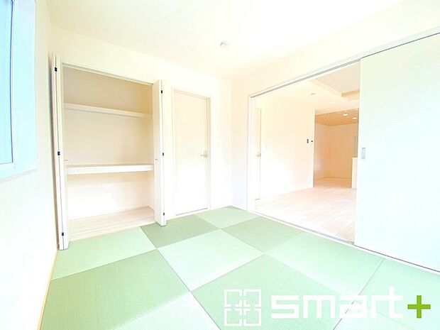 〜リビング横の和室〜 ・リビング横には開放感をプラスしてくれる和室付。モダンな洋風タイプでオシャレ感アップ。 ・お子様のプレイルームやお昼寝、ゲストルームなど、用途様々にお使いいただけます。