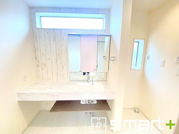 〜スタイリッシュな洗面化粧台〜 ・洗面ボウルとカウンタが一体になっているシームアンダーデザイン。毎日のお手入れも楽々ですね。 ・窓から明るい陽が入り、気持ちよく朝の支度ができますね。