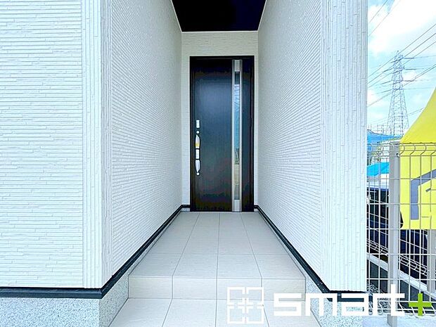 〜お住まいの顔「玄関」〜 ・玄関ドアの上にはもちろん軒がございますので、雨の日でも濡れずに鍵の開閉が可能です。 ・鍵は防犯性に優れたディンプルキーを採用。