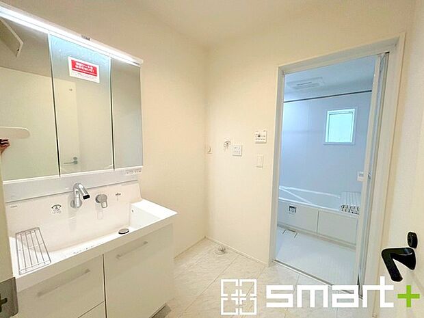 〜人気の三面鏡を採用〜 ・洗面台は三面鏡仕様なので鏡の角度を変える事で頭の後ろの方までご確認可能です。 ・鏡の裏が収納になっておりますので、洗面台周りもスッキリと片付きます。