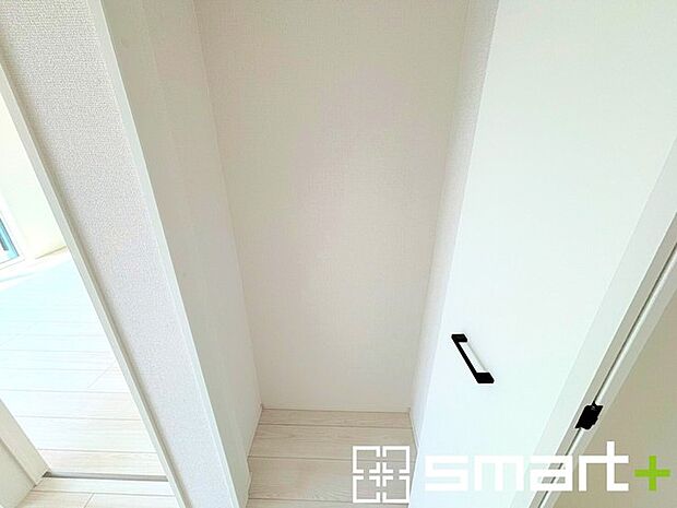 〜ちょっとした空間も有効活用〜 ・豊富な収納スペースで住空間がスッキリ片付きますね。 ・掃除機など意外と置場に困る物もしっかりと収納可能です。