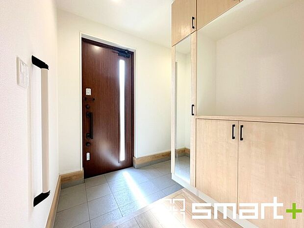 ~お出かけ前の身だしなみも~ ・シューズボックスに姿見をご用意。 ・朝の忙しい時間もお出かけ前にパっと服装をご確認いただけます。