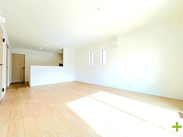 〜穏やかな陽の入るＬＤＫ〜 ・大きな窓のあるＬＤＫは陽当りも良好で明るい空間となっております。 ・ご家族団らんなど過ごす時間の多いＬＤＫが明るいのは嬉しいポイントですね。 