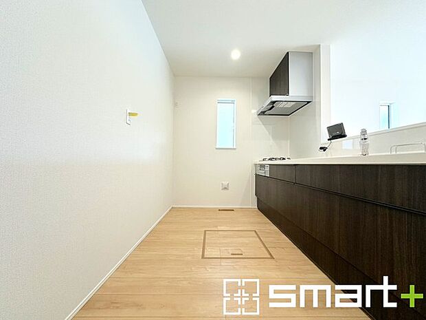 ~使い勝手の良いシステムキッチン~ ・料理がしやすい設計のキッチンでお料理もはかどりますね。 ・もちろんキッチン下部は収納になっておりますので、フライパンなども収納可能です。