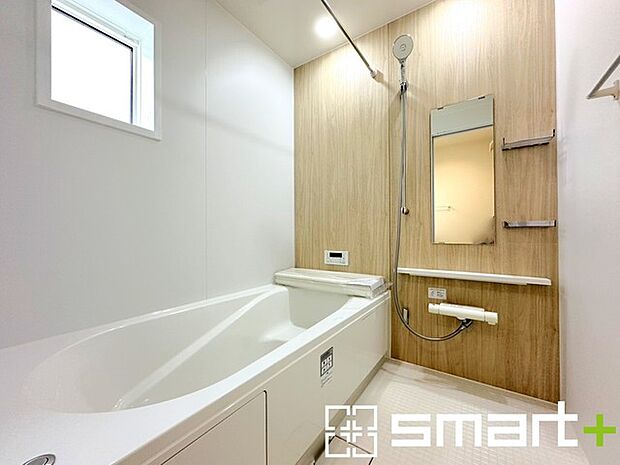 〜浴室乾燥機付きの浴室〜 ・浴室には乾燥機が付いているので雨の日でも洗濯物を干すことが可能です。 ・水はけの良い床材など機能面も充実。マイクロバルなどオプションもご相談くださいませ。 