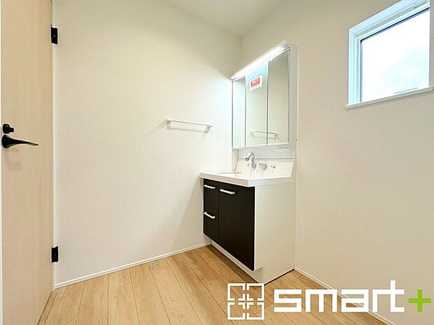 〜人気の三面鏡を採用〜 ・洗面台は三面鏡仕様なので鏡の角度を変える事で頭の後ろの方までご確認可能です。 ・鏡の裏が収納になっておりますので、洗面台周りもスッキリと片付きます。 