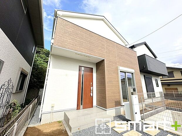 〜明るさを感じる外観〜 ・外壁は2トーンカラーを採用し、デザイン性に優れた見た目となっております。 ・帰宅した際にホッと感じるような飽きのこない外観。ぜひ現地でご確認くださいませ。 