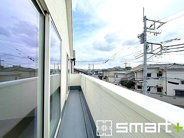 〜洗濯物も干しやすいバルコニー〜 ・バルコニーには物干し竿受けが標準装備されております。 ・テラス屋根等のオプションもお気軽にご相談くださいませ。 