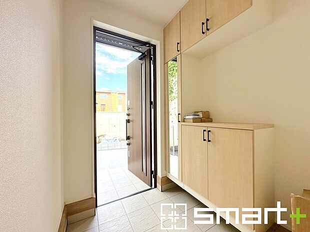 〜お出かけ前の身だしなみも〜 ・シューズボックスに姿見をご用意。 ・朝の忙しい時間もお出かけ前にパっと服装をご確認いただけます。 