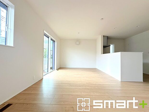 〜余裕の空間が広がるLDK〜 ・16.75帖あるLDKはご家族団らんのお時間を余裕の広さで演出してくれます。 ・ご内覧の際は家具の配置などもイメージしながらご覧くださいませ。