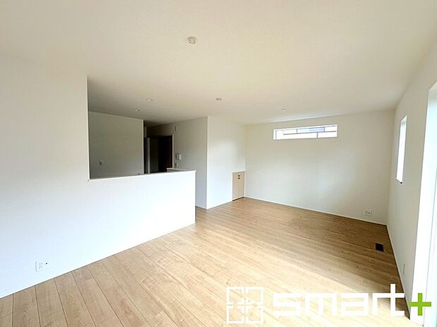 〜穏やかな陽の入るＬＤＫ〜 ・大きな窓のあるＬＤＫは陽当りも良好で明るい空間となっております。 ・ご家族団らんなど過ごす時間の多いＬＤＫが明るいのは嬉しいポイントですね。 