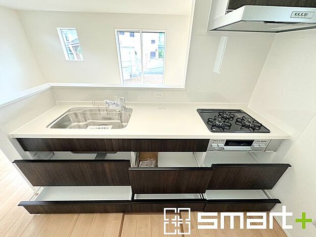 〜人気のカウンターキッチン〜 ・キッチンには余計な柱が無いので、リビングが見渡せ開放感のある造りとなっております。 ・蛇口には浄水器が内蔵されるなど機能面でも優れたキッチンです。 