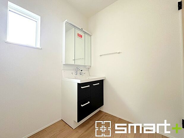 〜人気の三面鏡を採用〜 ・洗面台は三面鏡仕様なので鏡の角度を変える事で頭の後ろの方までご確認可能です。 ・鏡の裏が収納になっておりますので、洗面台周りもスッキリと片付きます。