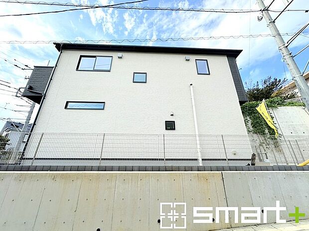 ～閑静な住宅街の立地～ ・周辺は閑静な住宅街となっておりますので、静かな暮らしをご実現いただけます。 ・前面道路の交通量も多くないので、小さなお子様がいるご家庭でもご安心ですね。 