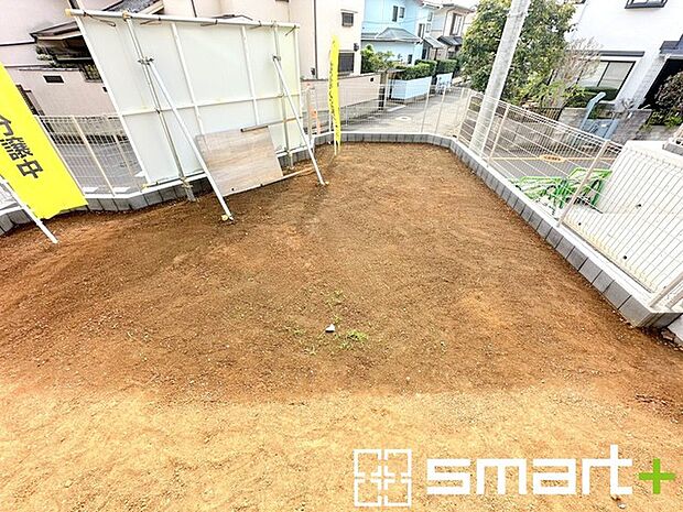 ~お庭もある余裕の敷地~ ・広々した敷地にはお庭もご用意。お庭があるだけで余裕を感じますね。 ・防草シートや人工芝の敷設などのオプションもお気軽にご相談くださいませ。