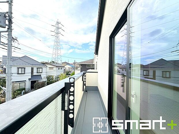 ~洗濯物も干しやすいバルコニー~ ・バルコニーには物干し竿受けが標準装備されております。 ・テラス屋根等のオプションもお気軽にご相談くださいませ。