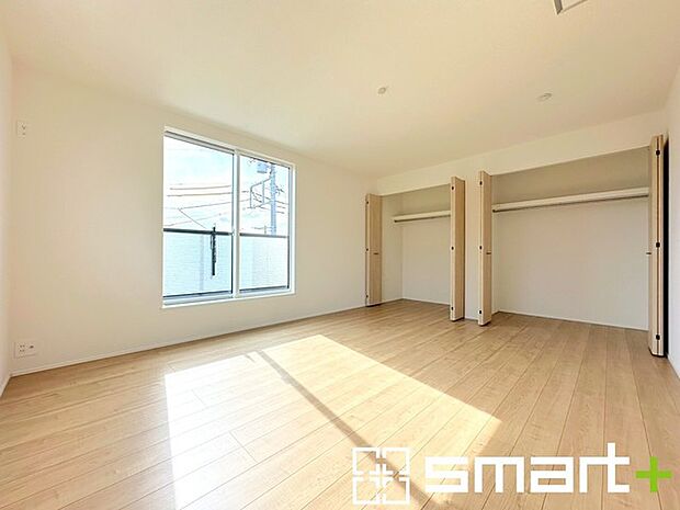 ~収納豊富な洋室~ ・各居室に備え付けの収納をご用意。タンスなどを置く場合と比べ出っ張らないので部屋の中を有効のご活用いただけます。 ・収納の広さなどぜひ現地でご確認くださいませ。