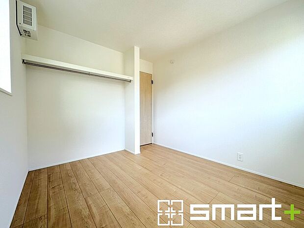 〜自然な風合いの洋室〜 ・ナチュラルな色彩で纏められた洋室は家具のコーディネートもしやすくなっております。 ・どんな家具にするか考えるだけでも楽しくなってきますね。 