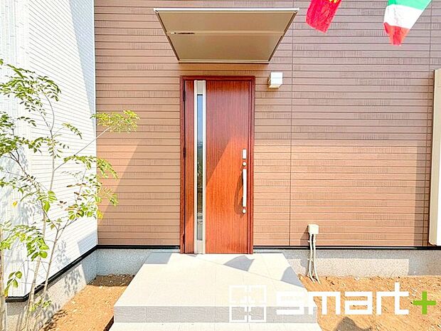 〜お住まいの顔「玄関」〜 ・玄関ドアの上にはもちろん軒がございますので、雨の日でも濡れずに鍵の開閉が可能です。 ・鍵は防犯性に優れたディンプルキーを採用。 