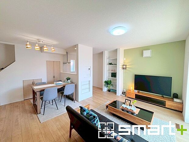 〜開放的なリビングイン階段〜 ・ご家族のお出掛けや帰宅がわかるリビングイン階段。自然とコミュニケーションが増えますね。 ・アクセントクロスでシンプルなお部屋もメリハリのある空間に。