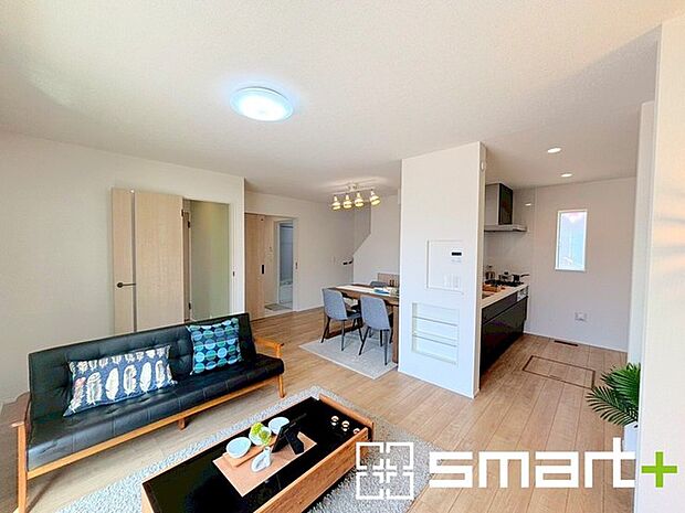 〜家族団らんのＬＤＫ〜 ・穏やかな陽だまりに包まれる居心地の良いＬＤＫは、ご家族が自然と集まる憩いのスペース。 ・家事をしながらご家族との会話が楽しめる人気のカウンターキッチンも魅力。