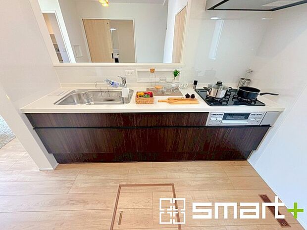 〜人気のカウンターキッチン〜 ・キッチンは人気のカウンタータイプを採用。「ご家族の顔が見える」造りです。 ・蛇口に浄水器が内蔵されているなど機能面でも優れた仕様です。